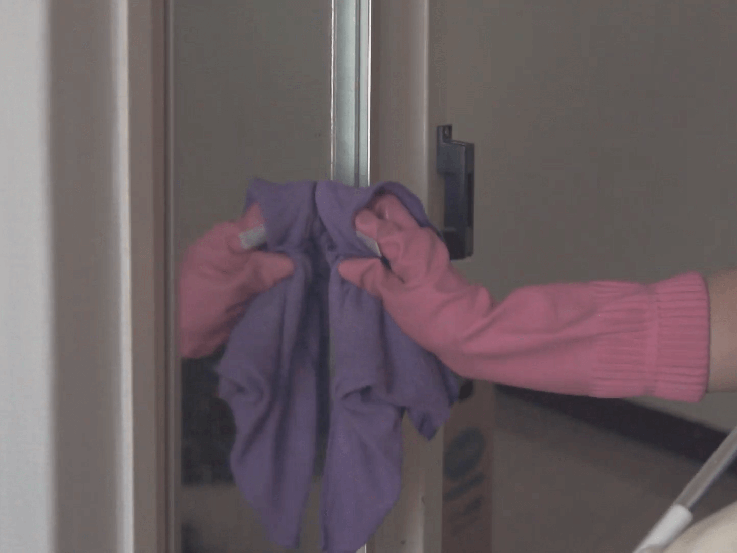 현관 거울을 깨끗하게 닦고있는 입주청소 전문가
