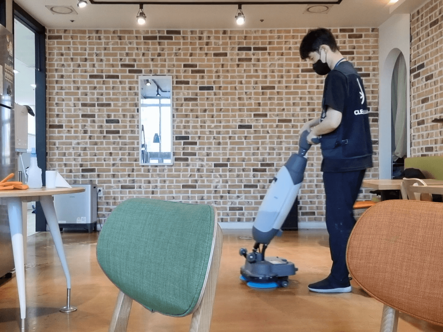 올바른 바닥 청소 방법으로 청소하는 전문가