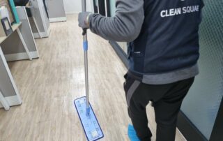 사무실 정기 청소업체 전문가가 깨끗한 공간을 위해 밀대 작업