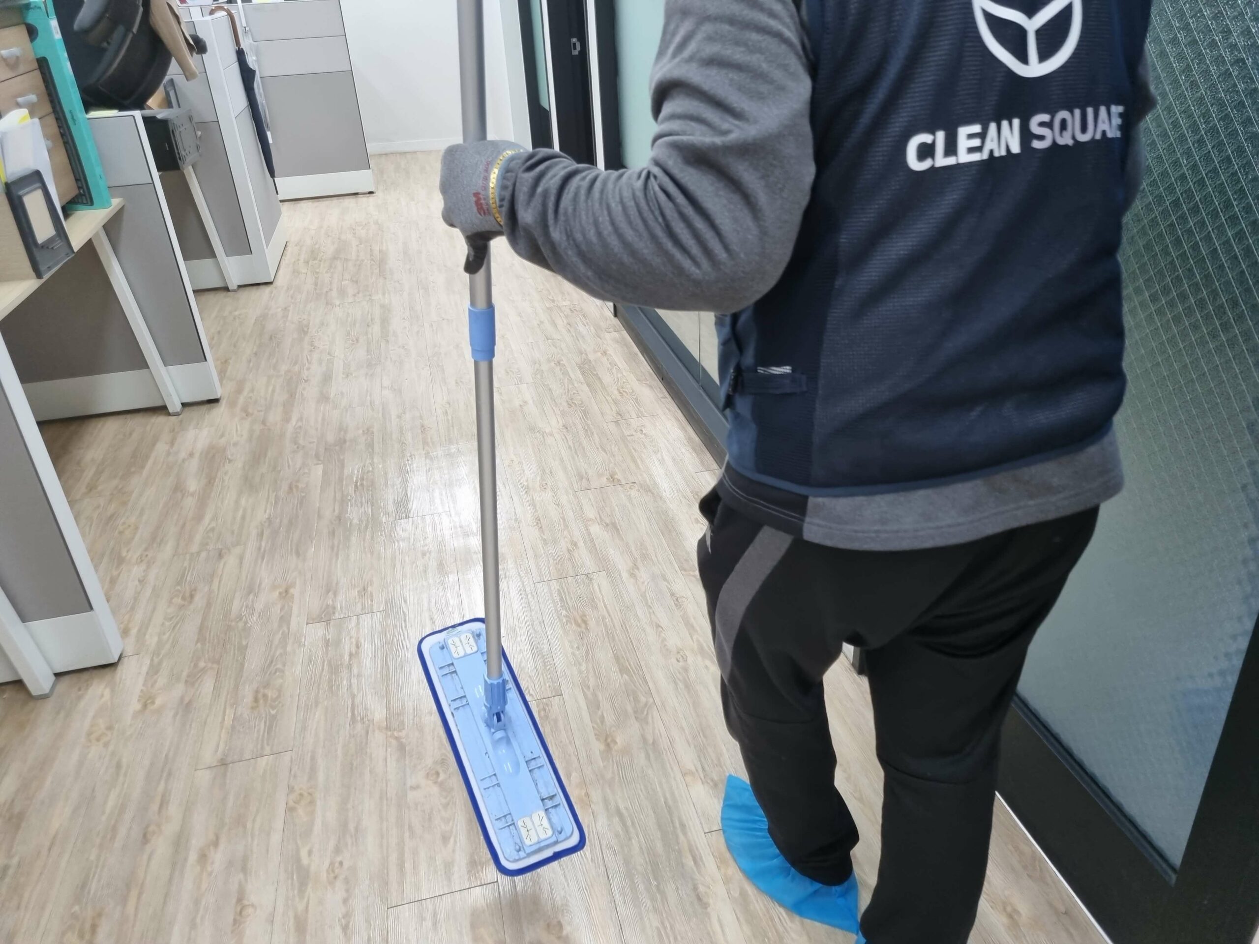 사무실 정기 청소업체 전문가가 깨끗한 공간을 위해 밀대 작업