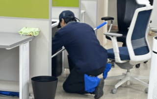 사무실 바닥을 꼼꼼하게 청소하는 전문 청소업체 청소의광장 모습